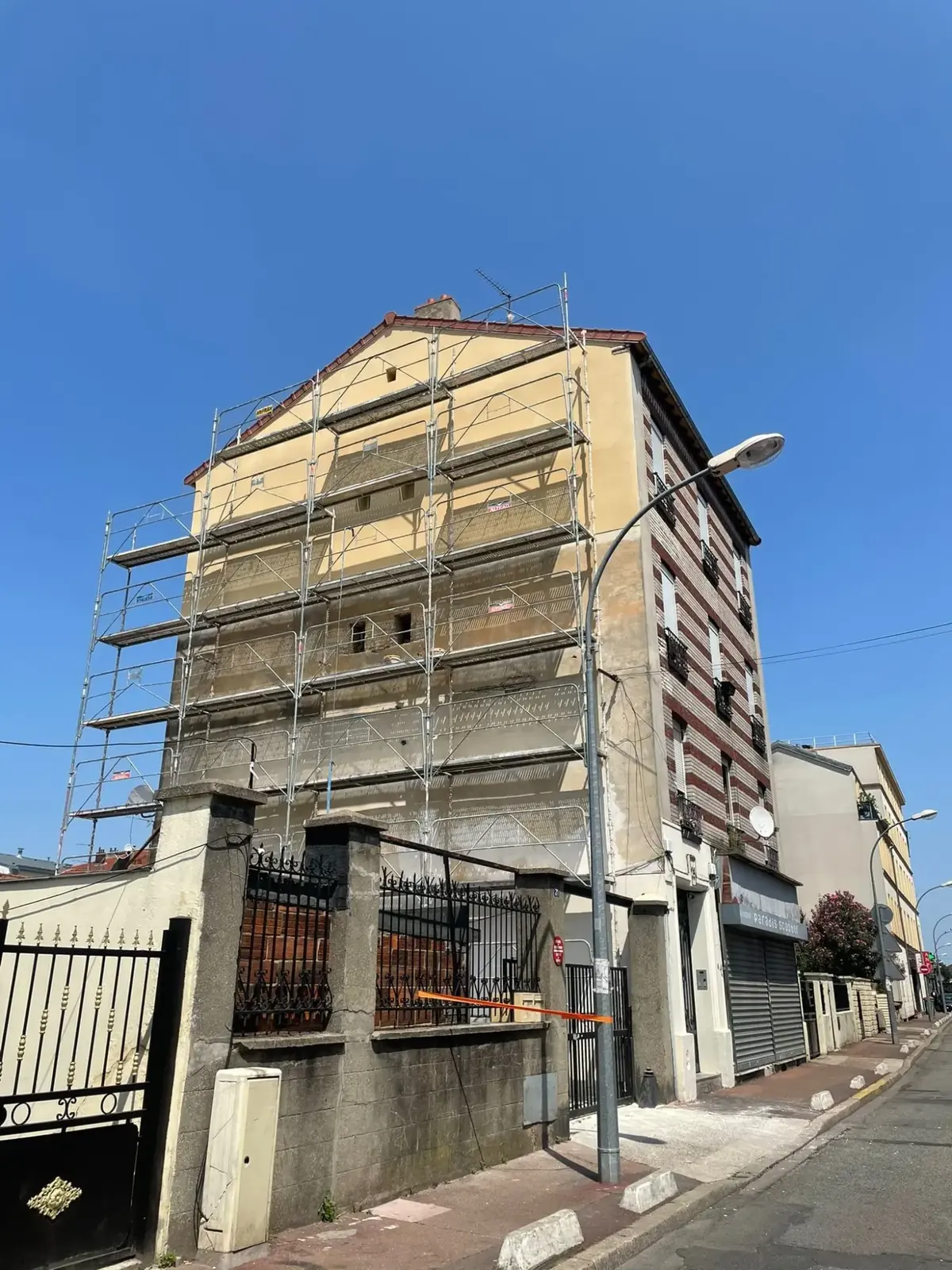 Immeuble sous échafaudage pendant son ravalement