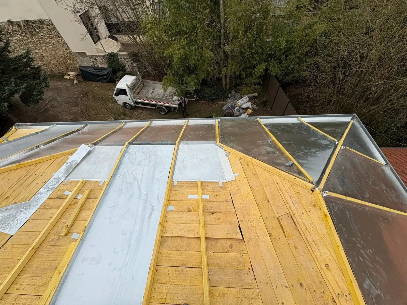 Toit plat en cours de réfection d’étanchéité, panneaux et bandes neufs