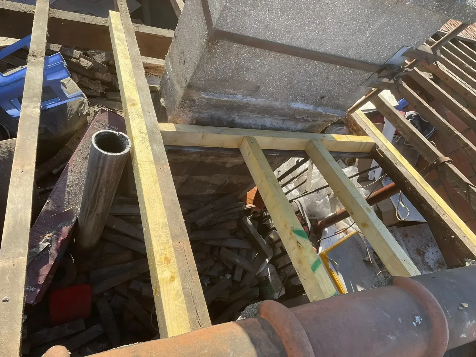 Toiture ouverte autour d’une souche de cheminée pour réparer une fuite