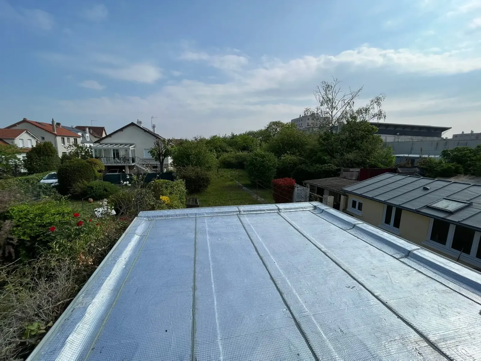 Toit plat en zinc vu depuis le bord, au-dessus des jardins