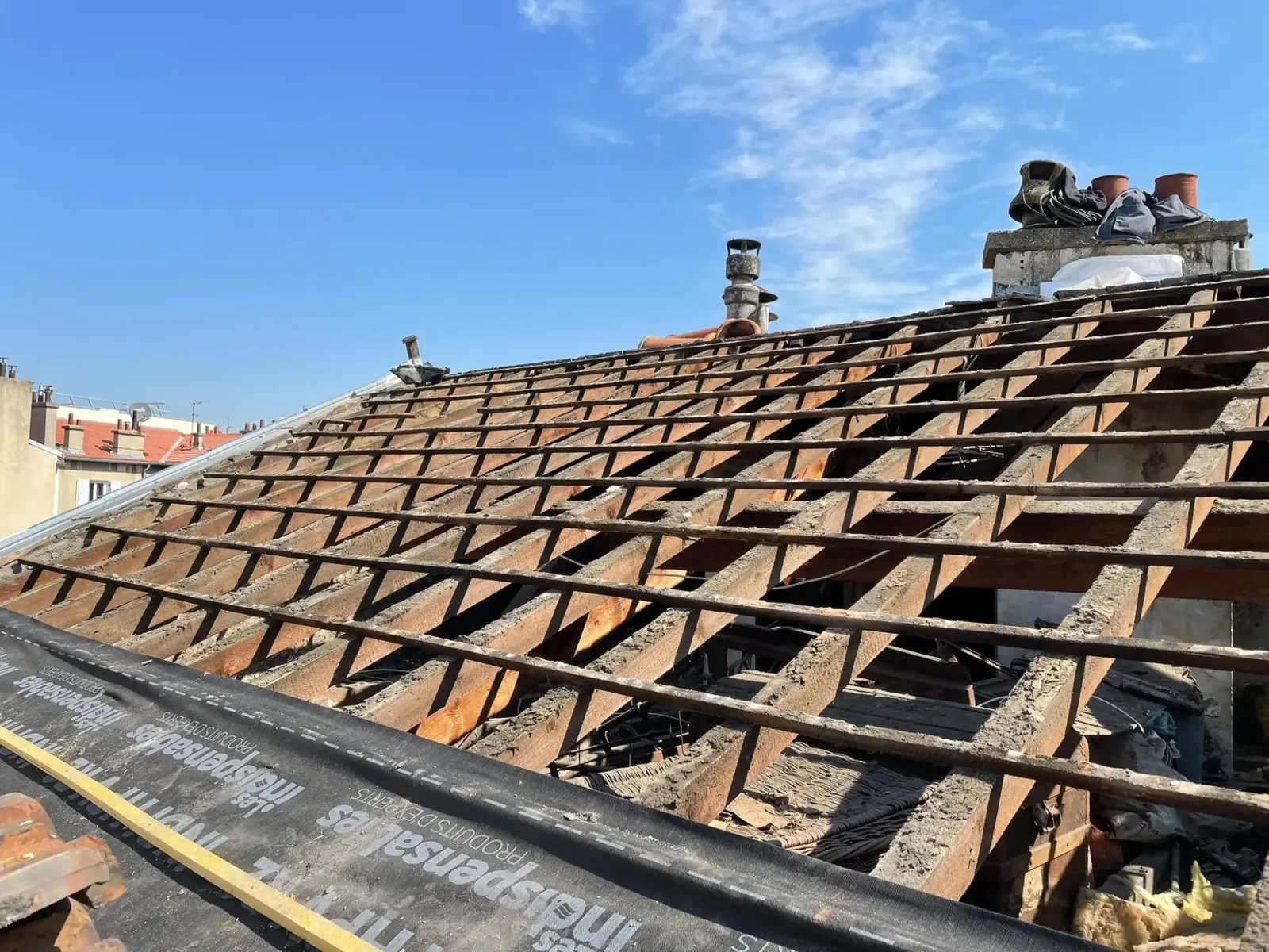 Toiture ancienne découverte jusqu’aux liteaux pendant sa rénovation