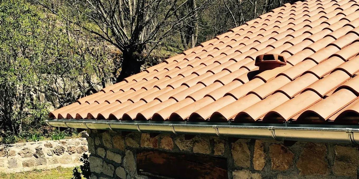 Toiture en tuiles propre sur une maison en pierre