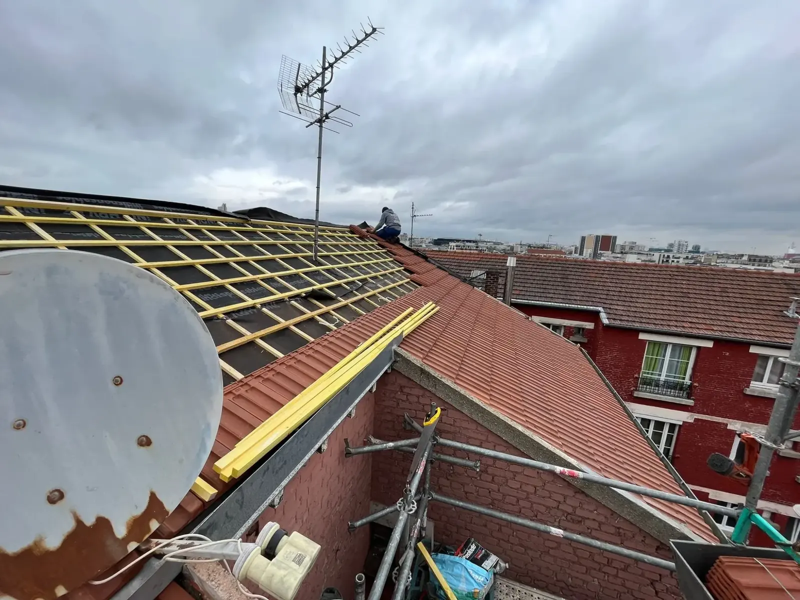 Toiture en tuiles et souche de cheminée au-dessus d’un quartier