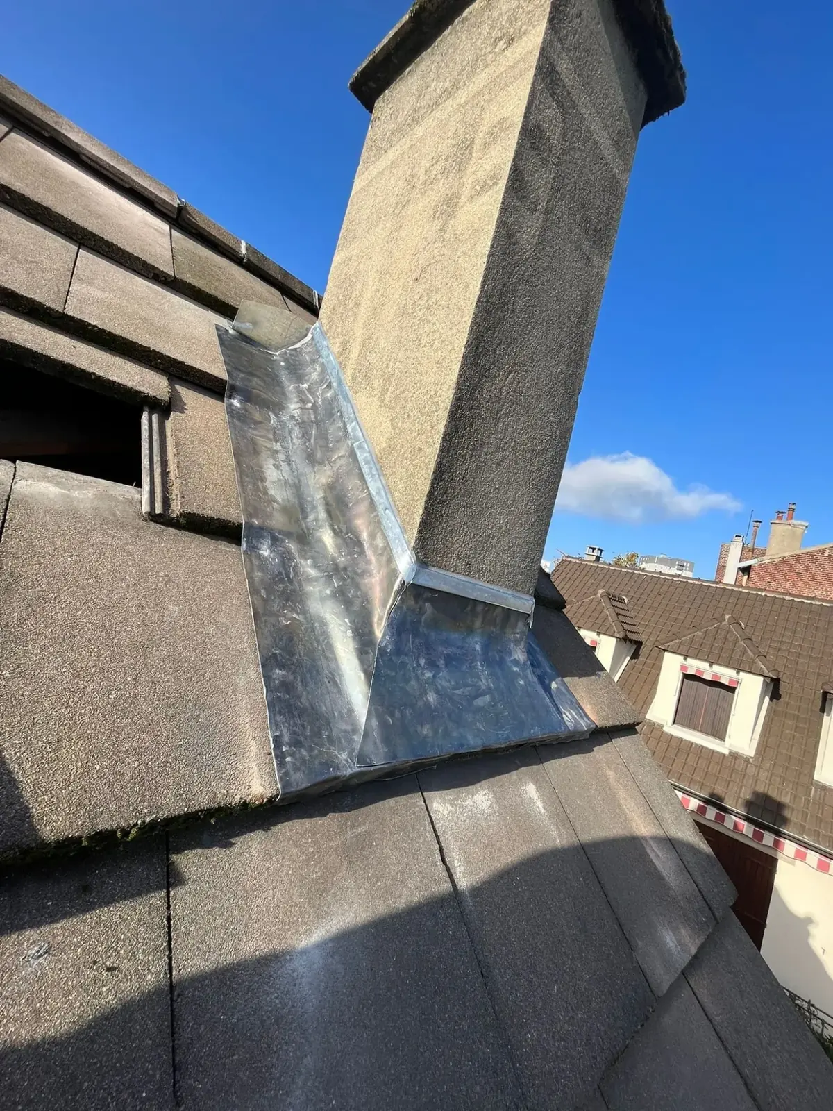 Habillage en zinc façonné au pied d’une souche de cheminée
