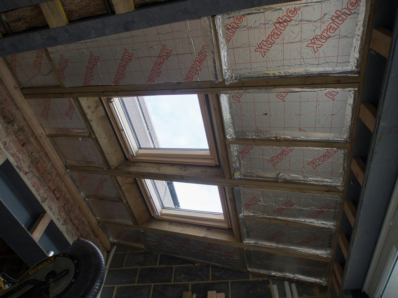 Pose Velux Ermont – Réparation des joints, étanchéité et entretien complet.
