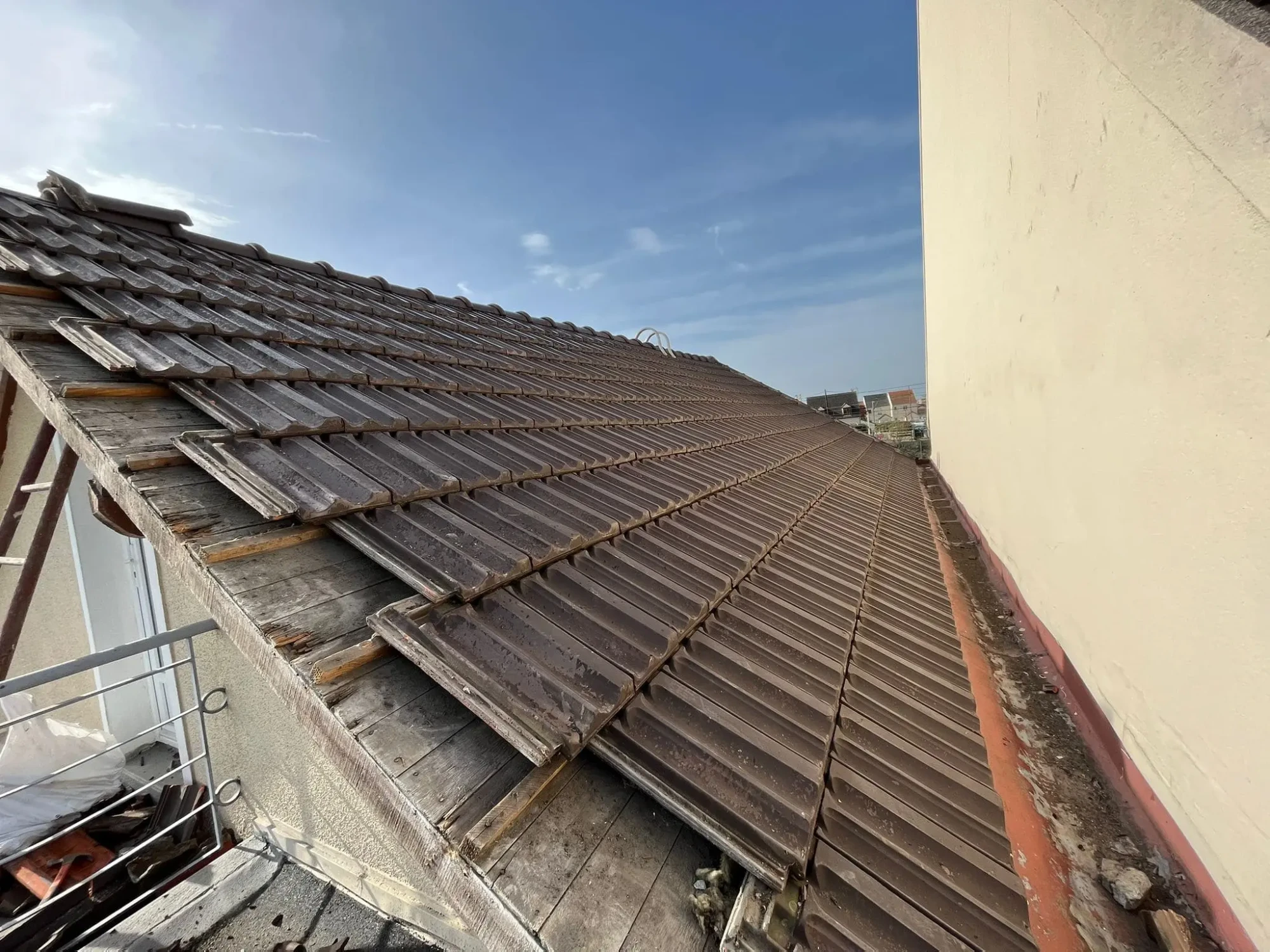 Urgence toiture Ermont – Bâchage et sécurisation après tempête.