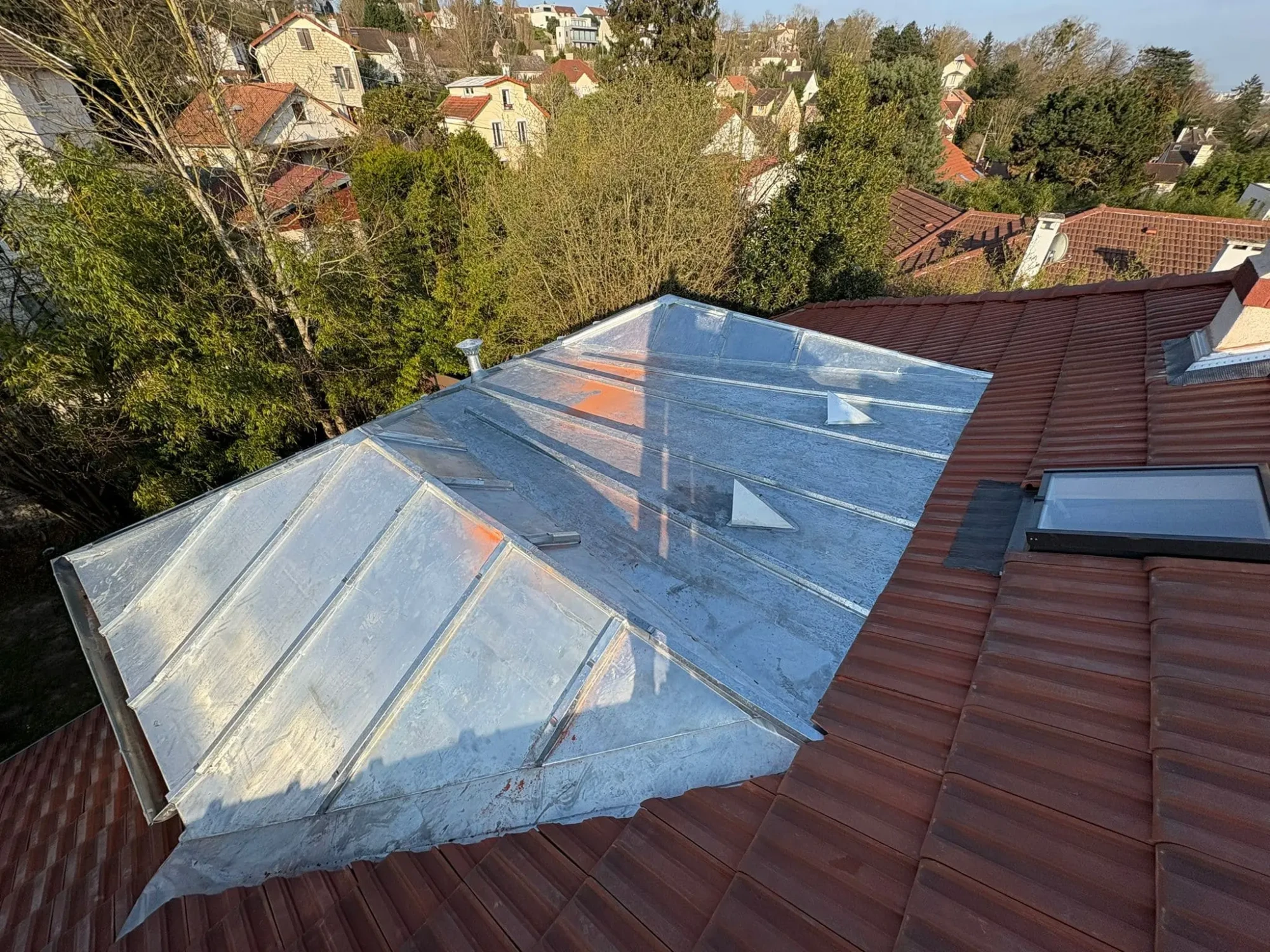 Couvreur toiture Ermont – Rénovation, nettoyage, zinguerie, isolation, Velux et peinture toiture dans le Val-d’Oise.