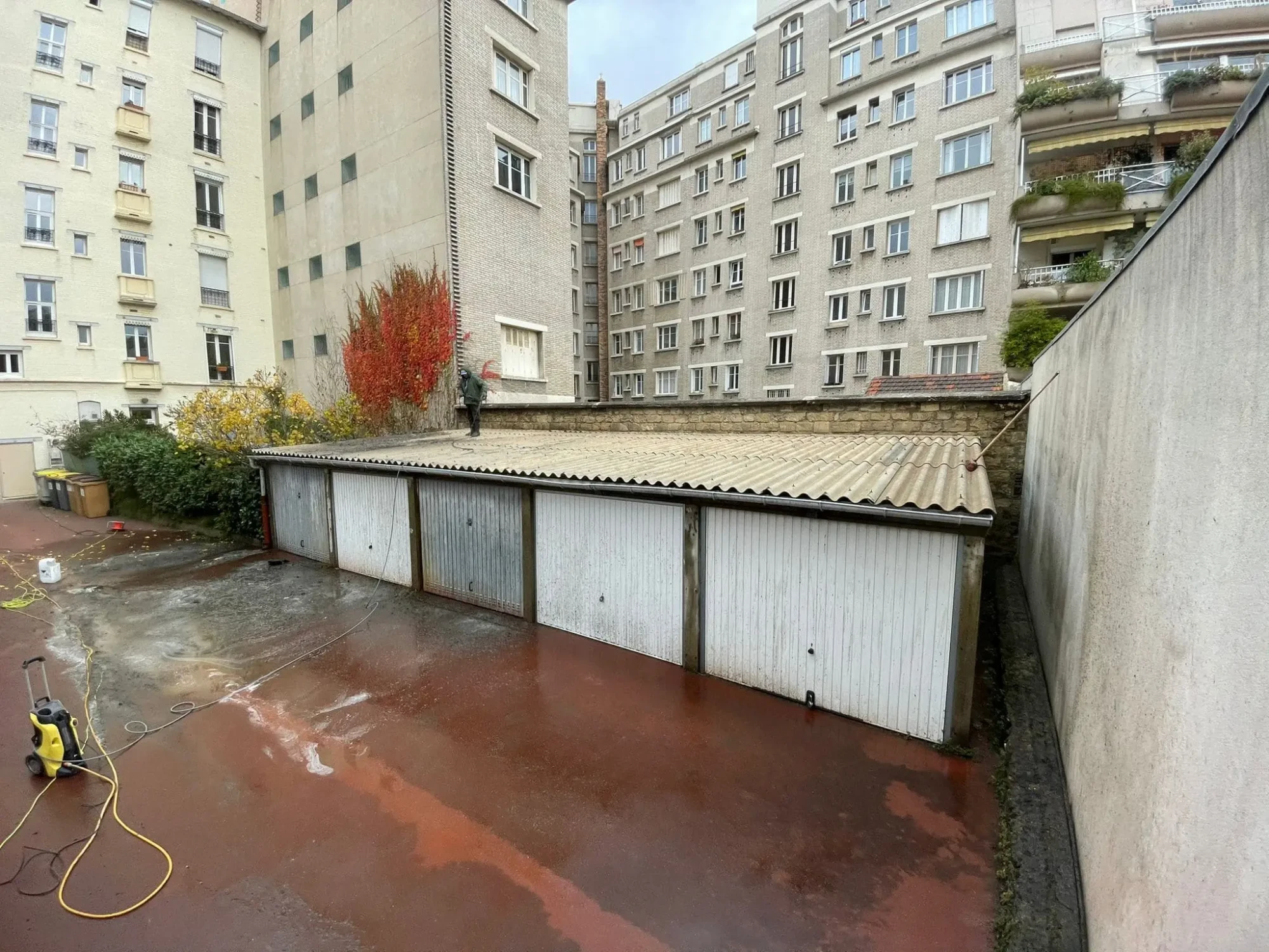 Nettoyage toiture Ermont – Démoussage complet pour une toiture saine et étanche.