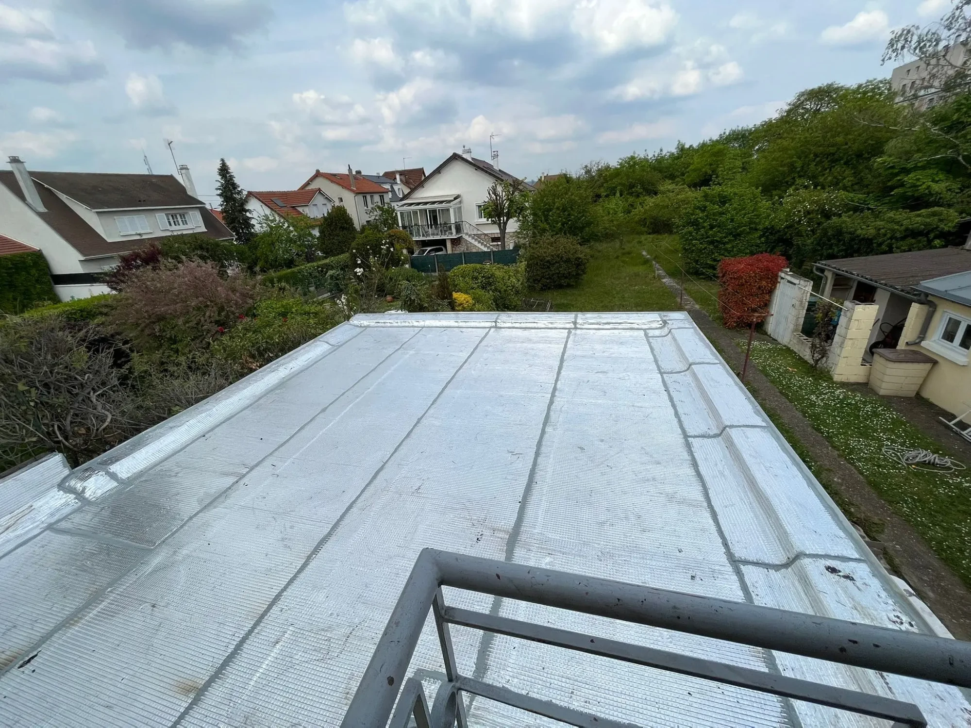Étanchéité toiture Ermont – Pose de membrane EPDM sur toit plat et zinc.