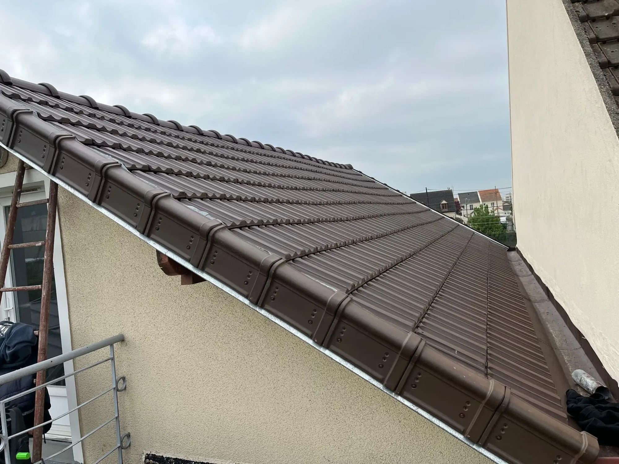 Rénovation toiture Ermont – Réparation de tuiles cassées et fuites.